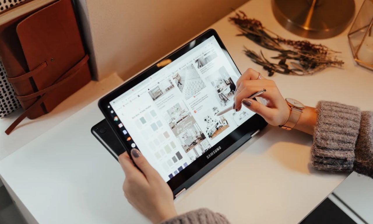 Девушка работает на планшете