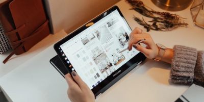 Девушка работает на планшете