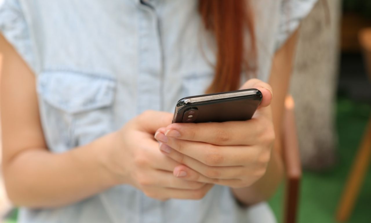 Девушка со смартфоном