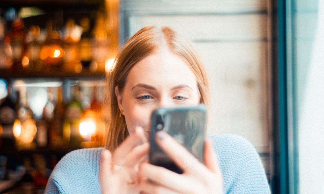 Рыжая девушка со смартфоном