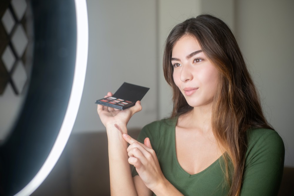 Influencer promoting a makeup palette
