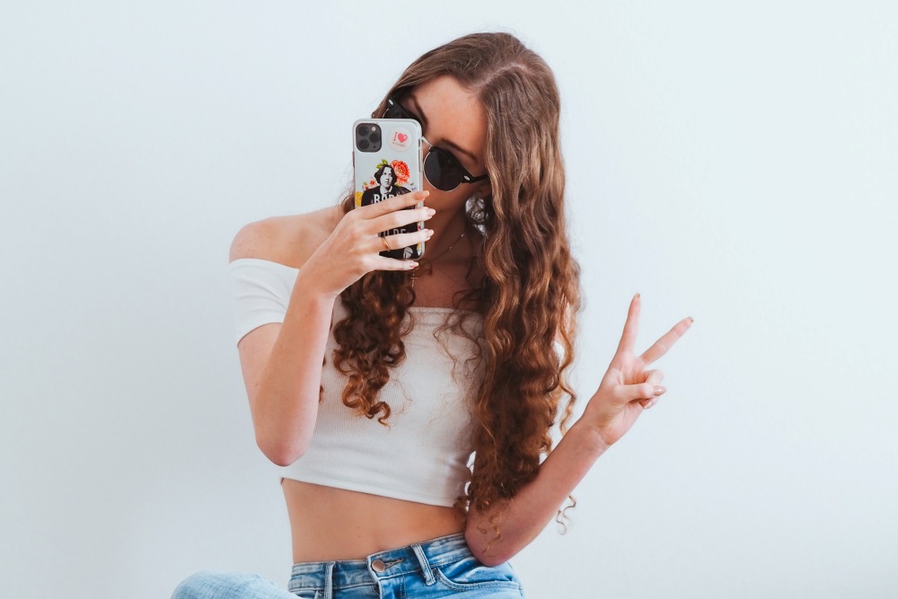 Influencer taking a photo and making peace sign